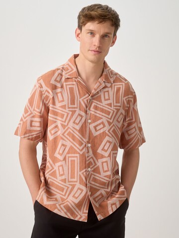 Next - Ajuste regular Camisa en naranja: frente