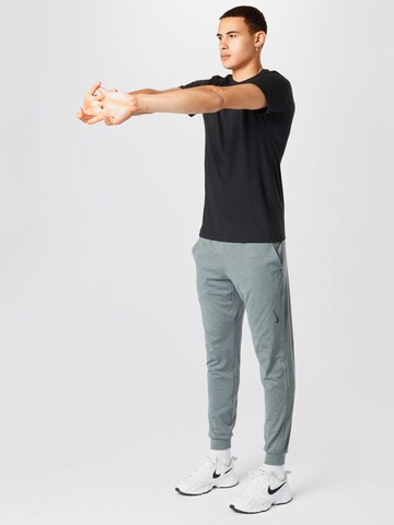 Effilé Pantalon de sport NIKE en gris