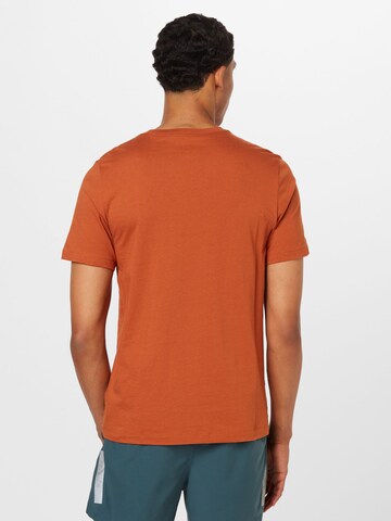 Coupe regular T-Shirt 'Club' Nike Sportswear en marron