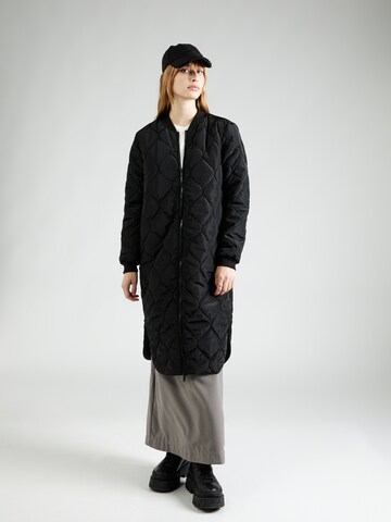 Noisy may Between-Seasons Coat 'SILJE' in Black: front