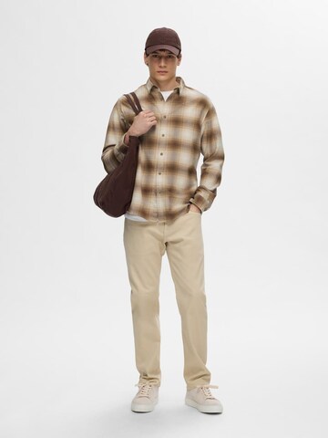 Coupe slim Chemise 'SLHOwen' SELECTED HOMME en beige