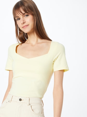 Warehouse - Camisa em amarelo: frente