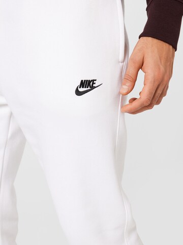 Nike Sportswear Tapered Housut 'Club Fleece' värissä valkoinen