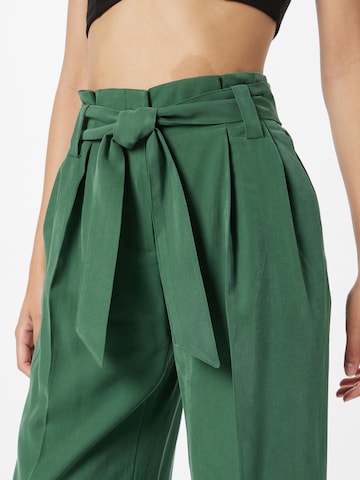 ESPRIT - Perna larga Calças com vincos em verde