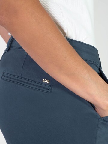 Coupe slim Pantalon chino Le Temps Des Cerises en bleu