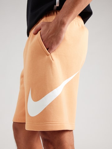 Nike Sportswear Свободный крой Штаны 'Club' в Оранжевый