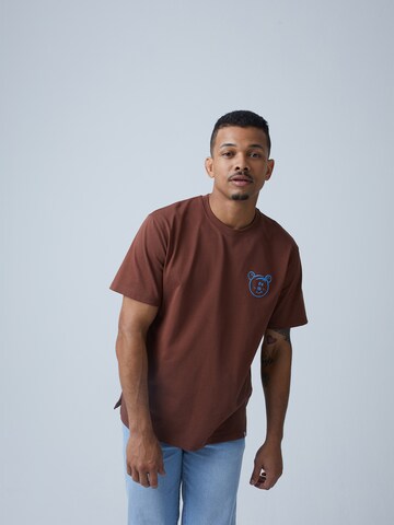 ABOUT YOU x Benny Cristo Shirt 'Jay' in Bruin: voorkant