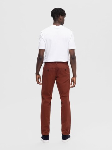 SELECTED HOMME - Slimfit Calças chino 'Miles Flex' em castanho