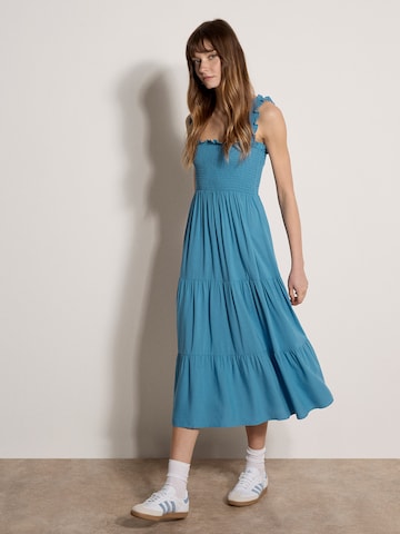 Apricot Kleid in Blau: Vorderseite