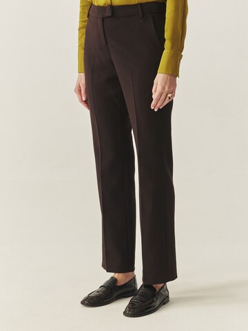 TATUUM - regular Pantalón de pinzas 'LAURANIA' en marrón: frente
