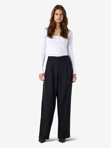 Loosefit Pantaloni con pieghe 'NMDaili' di Noisy may in nero