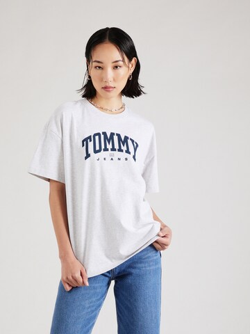 Tommy Jeans - Camiseta talla grande 'VARSITY 1' en gris: frente