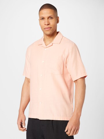 Coupe regular Chemise WEEKDAY en orange : devant