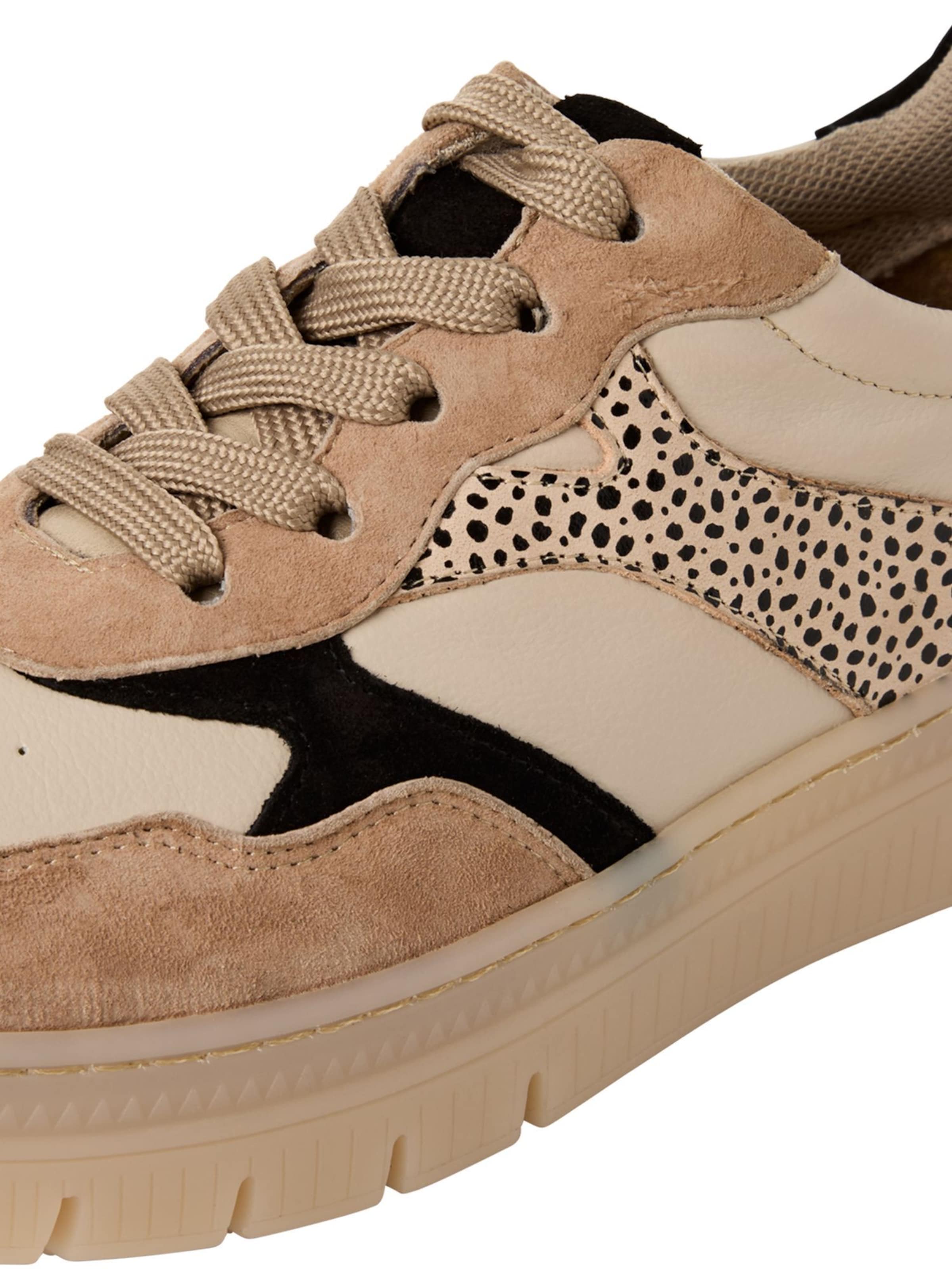 Tamaris Sneakers laag in Beige
