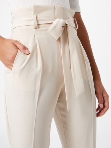 Regular Pantalon à pince 'Easy' Miss Selfridge en beige