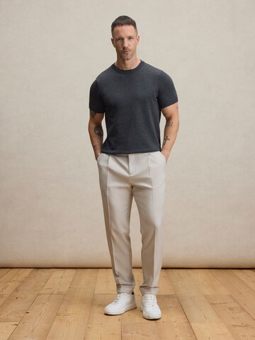 DAN FOX APPAREL Regularen Hlače na rob 'Dustin' | siva barva