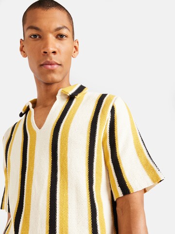 Tricou de la TOPMAN pe galben