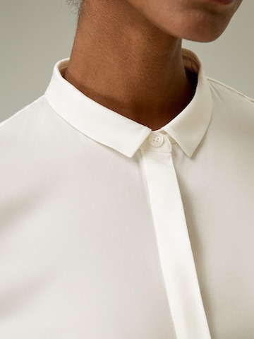 Lilysilk - Blusa en blanco