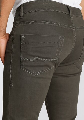 PIONEER Regular Jeans in Grün