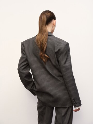 RÆRE by Lorena Rae Blazer 'Jovana' in Grau