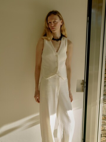 Loosefit Pantalon chino ABOUT YOU x Marie von Behrens en blanc