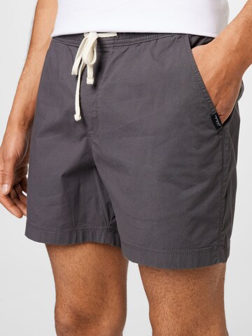 HOLLISTER Loosefit Shorts in Grau