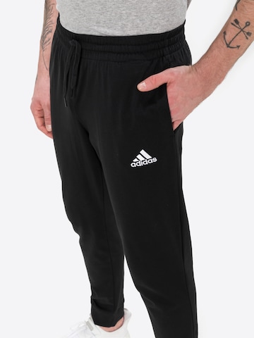 ADIDAS SPORTSWEAR Дънки Tapered Leg Спортен панталон 'Essentials Tapered Cuff' в черно