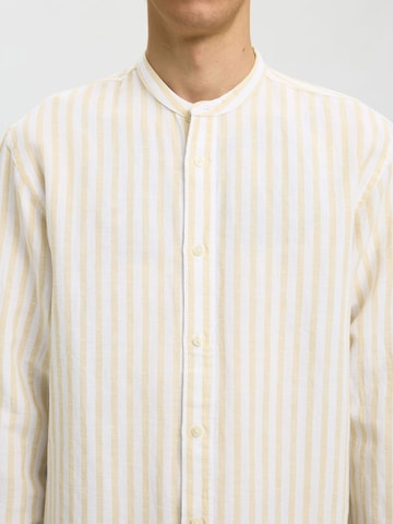 Coupe regular Chemise 'SLHClay' SELECTED en jaune