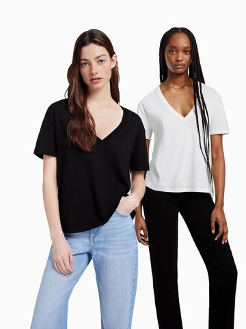 Tricou de la Bershka pe negru: față