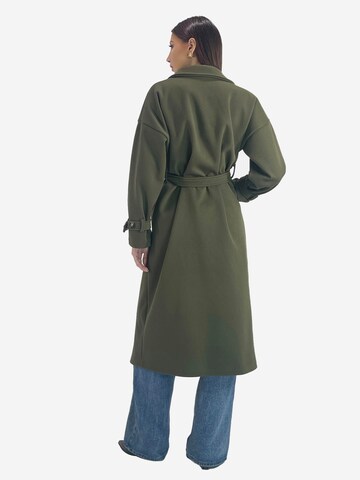Elara Mantel in Grün