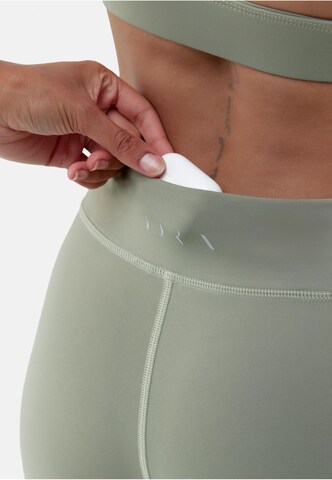Skinny Leggings 'Namir' Born Living Yoga en vert