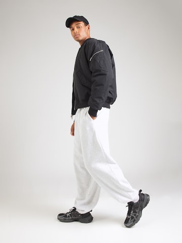 Effilé Pantalon 'CLUB' Nike Sportswear en gris