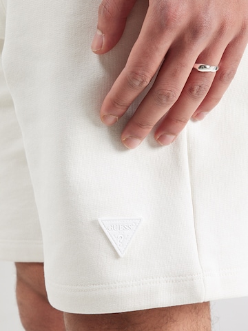 GUESS Regular Shorts in Weiß