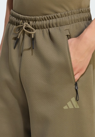 ADIDAS SPORTSWEAR - Pierna ancha Pantalón deportivo 'Z.N.E.' en verde