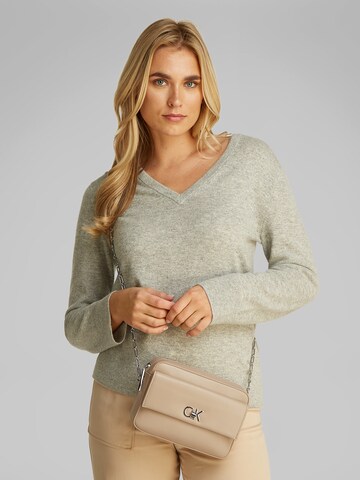 Calvin Klein Schoudertas in Grijs: voorkant