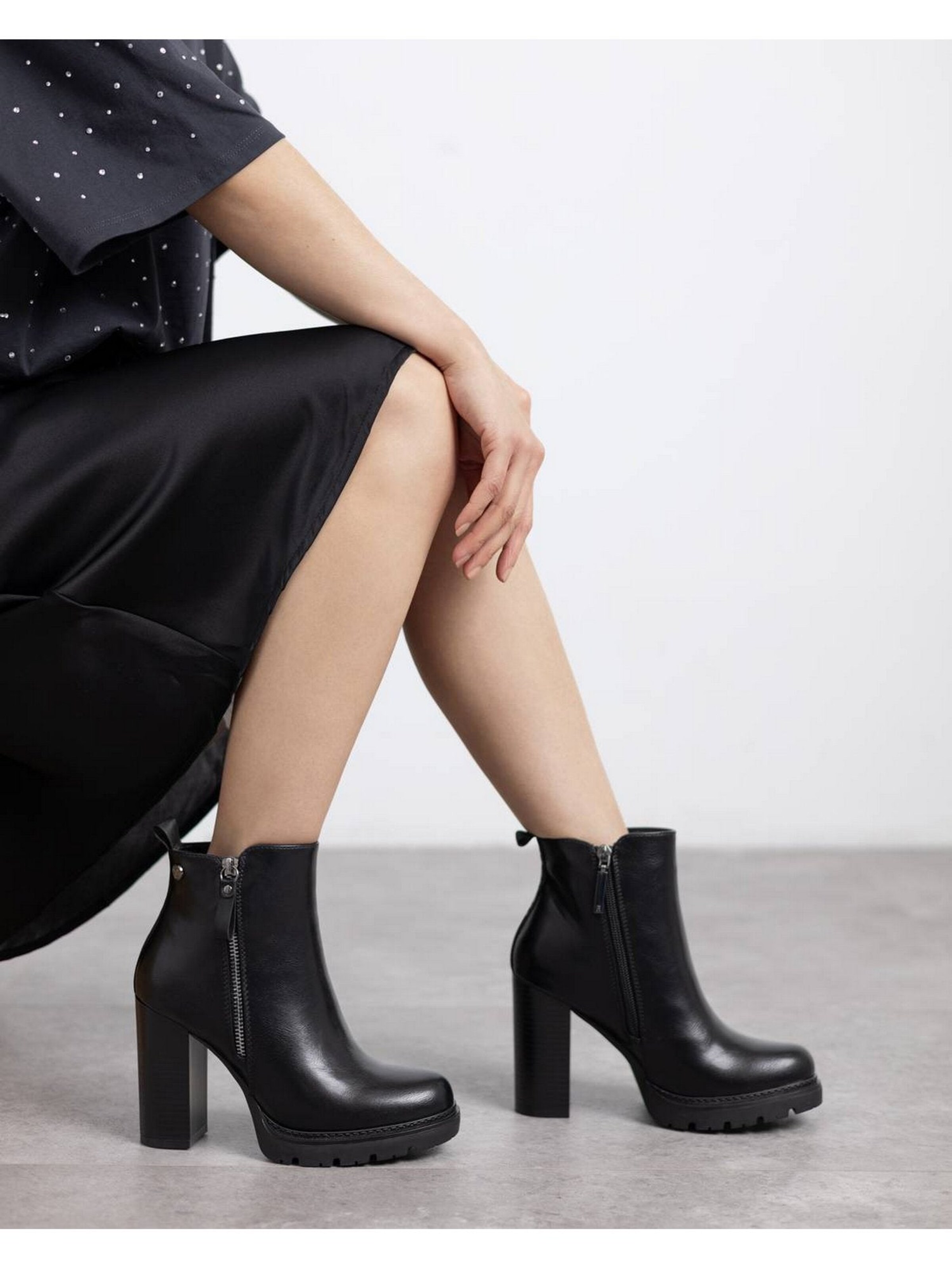 Boots 'Tronchetto Tacco Alto Donna - 172923' di Refresh in nero