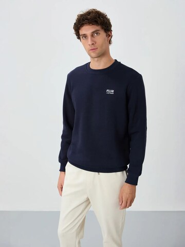 Tommy Life Sweatshirt in Blauw: voorkant
