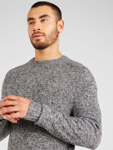 TOMMY HILFIGER Sweater in Grey