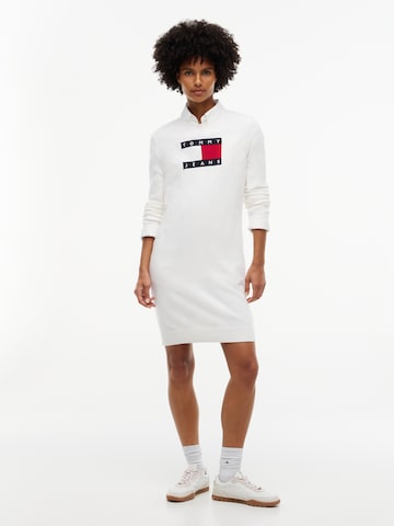 Rochie tricotat de la Tommy Jeans pe alb: față