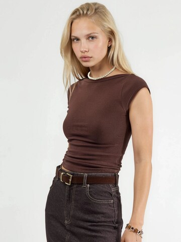 Busem - Blusa em castanho