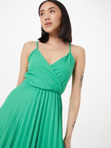 Robe de cocktail Trendyol en vert