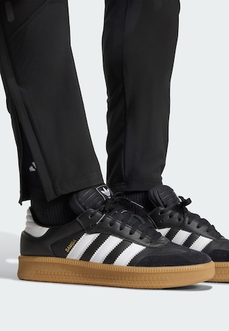 Tapered Pantaloni sportivi 'Manchester United Tiro 25' di ADIDAS PERFORMANCE in nero