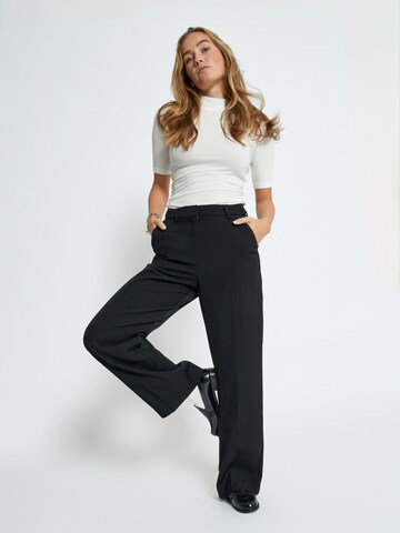 Wide Leg Pantalon à plis 'Livina' minus en noir