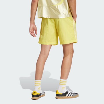 ADIDAS ORIGINALS Loosefit Shorts 'Adicolor 2000s' in Gelb