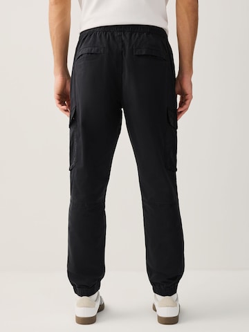 Next Tapered Cargobroek in Zwart