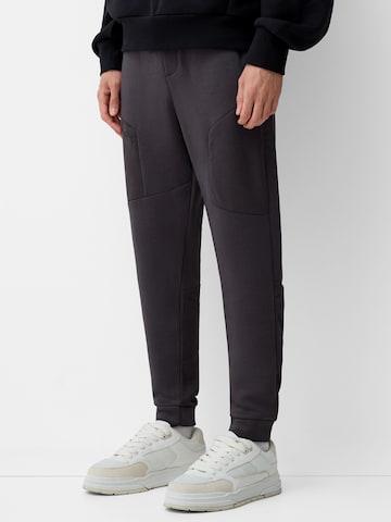 Bershka Дънки Tapered Leg Панталон в сиво: отпред