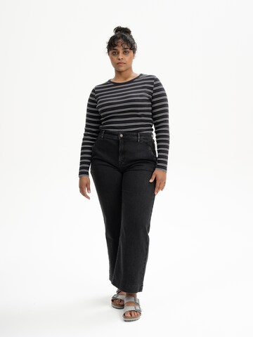 MELA T-shirt 'MEHAR' i svart