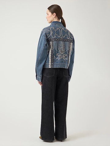 zils YAS Starpsezonu jaka 'YASVISION'