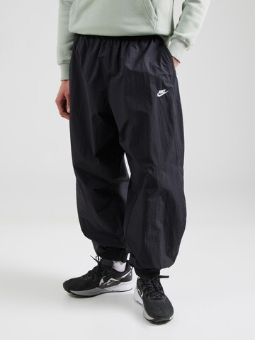 Tapered Pantaloni 'CLUB' de la Nike Sportswear pe negru: față