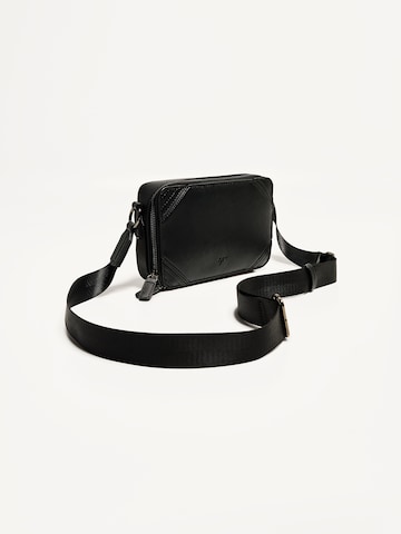 Bershka Skuldertaske i sort